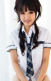 ロリ系美少女の朝倉ことみちゃんが、勃起したチンポをカメラ目線でバキュームフェラ。ザーメンをお口で受け止めてくれます。