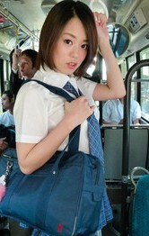 爆乳女子校生沙月由奈ちゃんが乗り込んだのは痴漢バス。卑劣な猥褻行為が車内で繰り広げられ、誰も助けてはくれない。